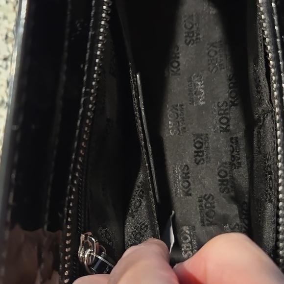 MICHAEL MICHAEL KORS VIVIANNE SM TZ MESSENGER PATENT LEATHER CROSSBODY BAG. NWT. - Picture 9 of 14